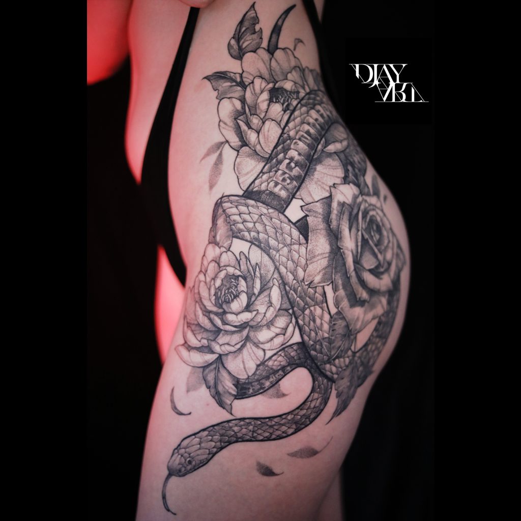 Tatouage floral serpent et roses par DjayArt