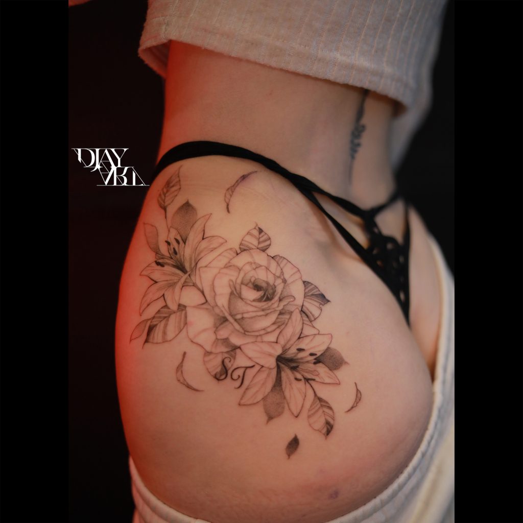 Tatouage floral rose et lys par DjayArt