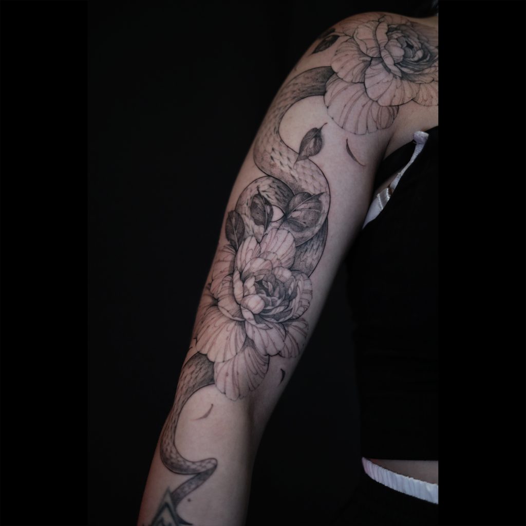Tatouage floral serpent et roses par DjayArt